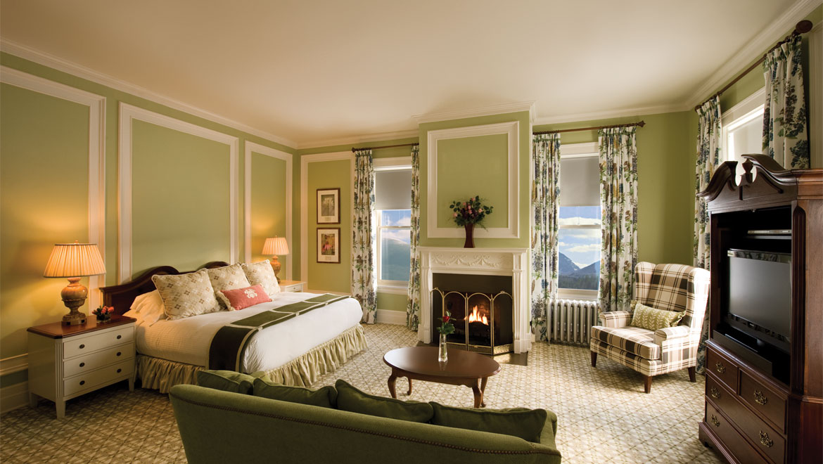 Mount Washington Hotel - New Hampshire Resorts | Omni Mount Washington Resort - ... unwind in luxurious guest room accommodations. Omni Mount Washington   Hotel is located in Bretton Woods, New Hampshire, only 2.5 hours from BostonÂ ...