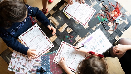 kids making ornaments