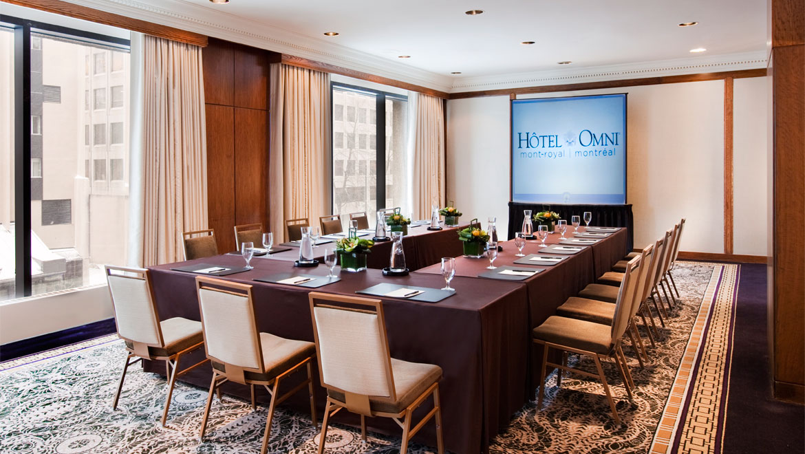 Meeting room with screen at Mont-Royal 