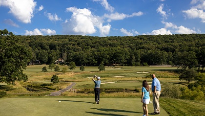 People teeing off.