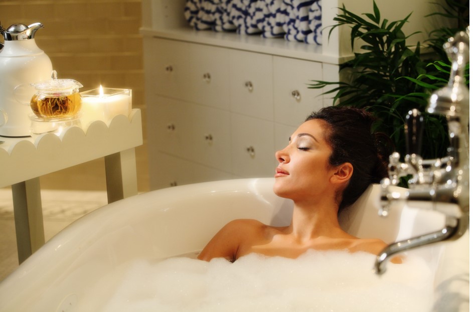 Femme se relaxant dans la baignoire